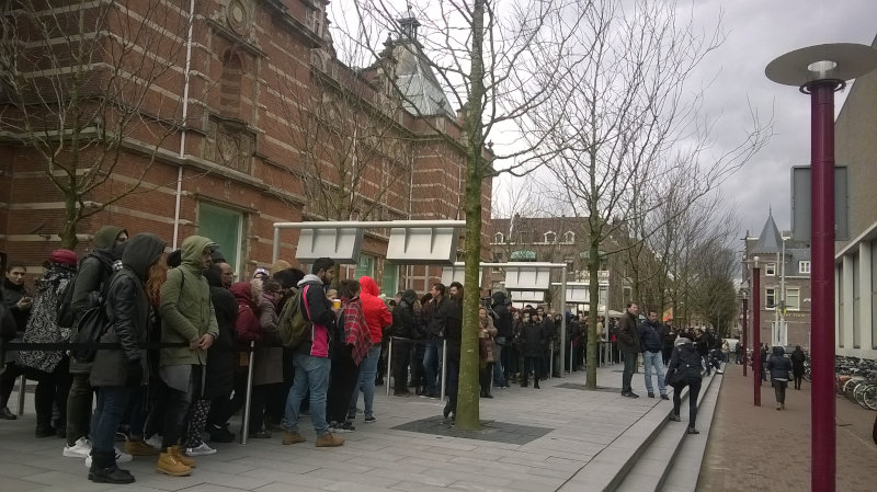 Long rows of Vincent van Gogh pilgers in front of the Van Gogh Museum Amsterdam.