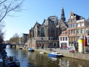 Oude Kerk te Amsterdam. Het is het oudste gebouw in Amsterdam en een oase van licht, ruimte en rust. Boek een privé stadswandeling over oud en nieuw Amsterdam, over architectuur en geschiedenis.